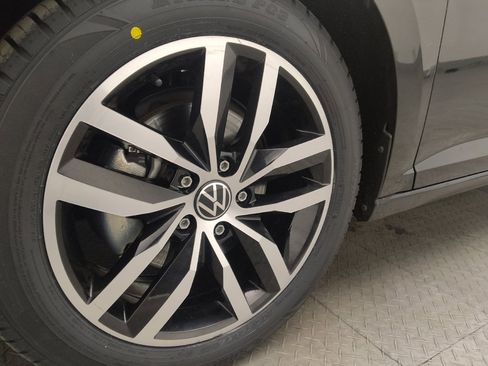 Used 2025 Volkswagen Jetta SE image 31