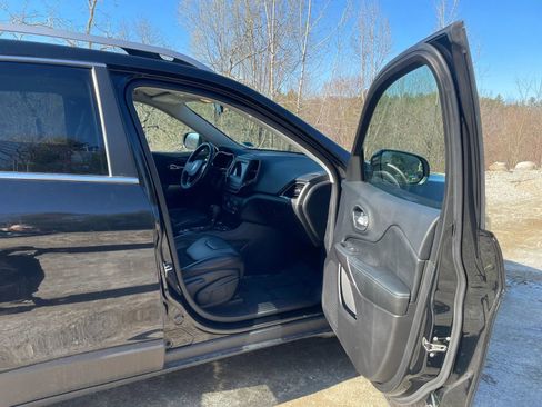 Used 2019 Jeep Cherokee Latitude Plus w/ Cold Weather Group AWD/4WD image 28