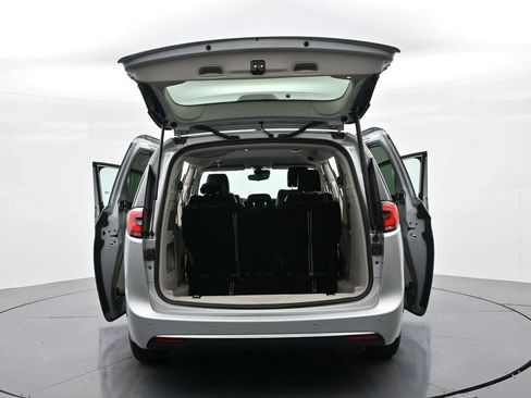 Used 2024 Chrysler Pacifica Touring-L image 25