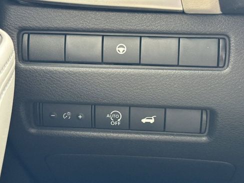 Used 2025 Nissan Rogue SV image 39