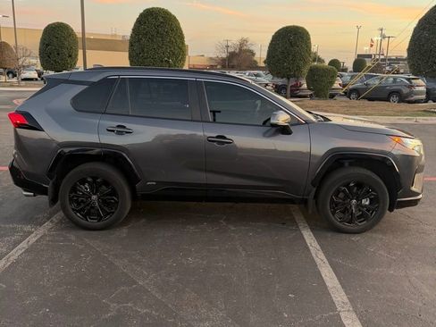 Used 2022 Toyota RAV4 SE image 5