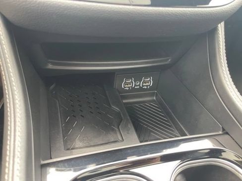 Used 2025 Chrysler Pacifica Limited FWD image 27
