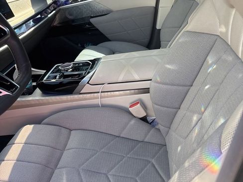 Used 2023 BMW i7 xDrive60 AWD/4WD image 2