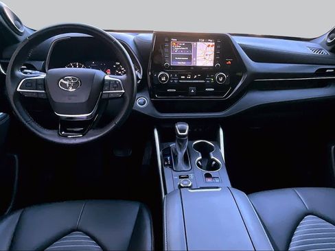 Used 2021 Toyota Highlander XSE AWD/4WD image 16