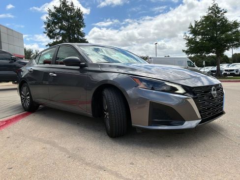 Used 2025 Nissan Altima 2.5 SV FWD image 4