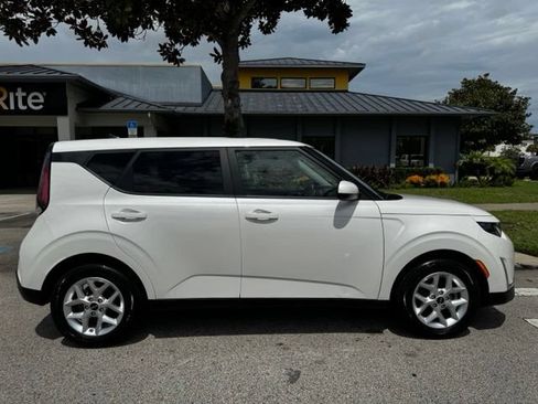 Used 2025 Kia Soul LX w/ LX Technology Package FWD image 10
