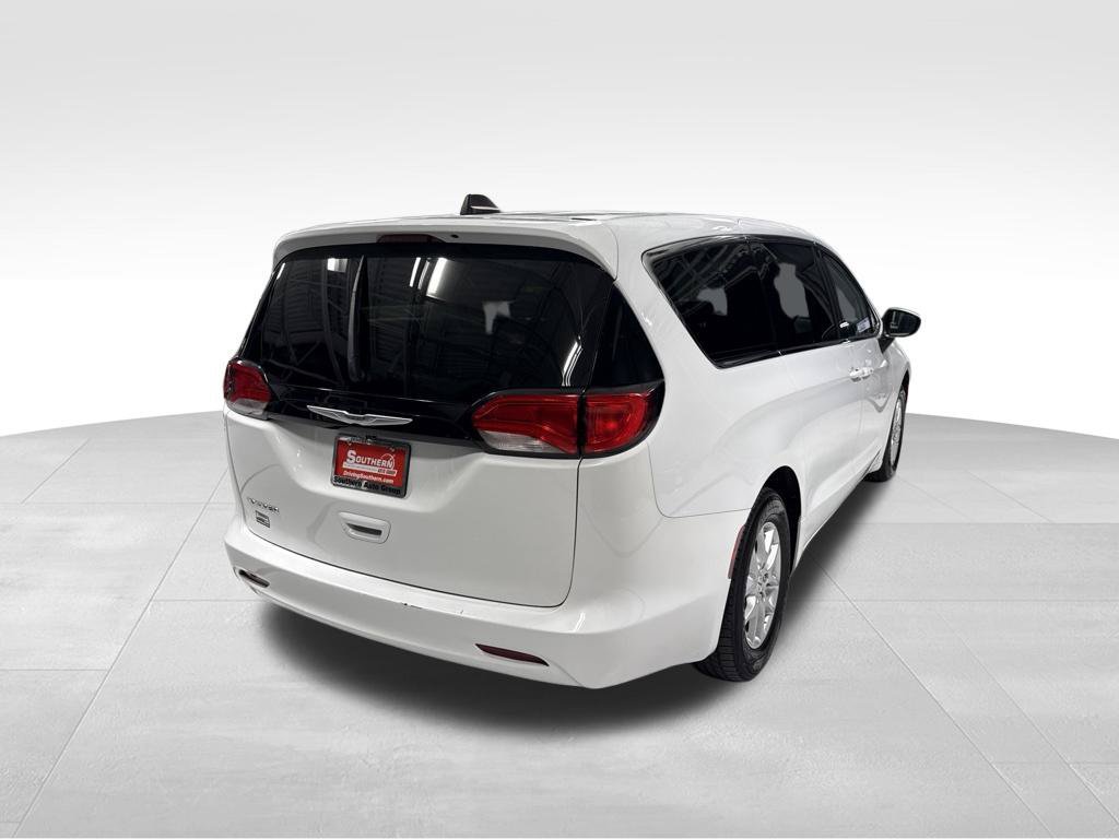 Used 2022 Chrysler Voyager LX FWD image 7