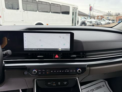 Used 2025 Kia Carnival image 10