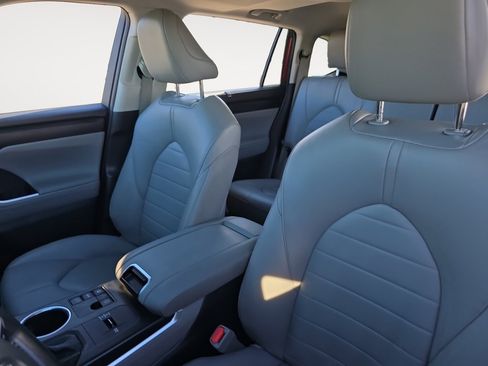 Certified 2023 Toyota Highlander XLE image 9