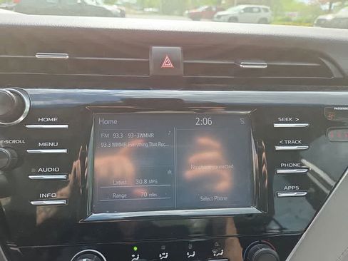 Used 2018 Toyota Camry LE image 18