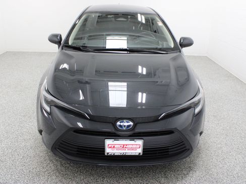 Used 2025 Toyota Corolla LE FWD image 3