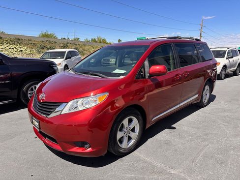 Used 2012 Toyota Sienna LE FWD image 2
