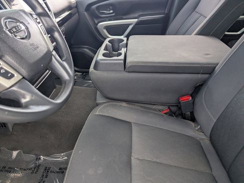 Used 2018 Nissan Titan SV image 19