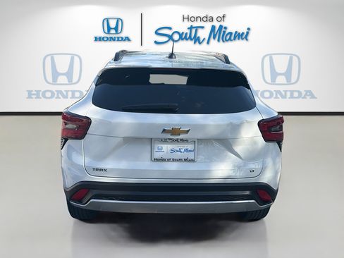 Used 2025 Chevrolet Trax LT FWD image 6