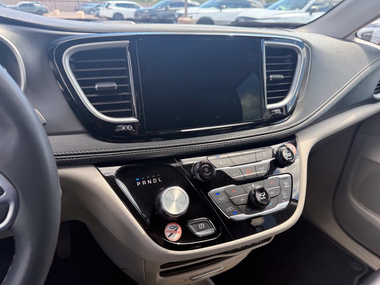 Used 2023 Chrysler Pacifica Touring-L FWD image 21