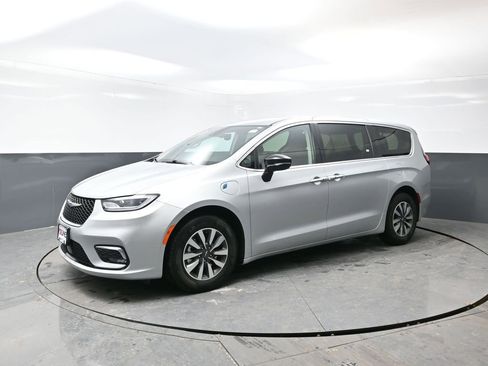 Used 2024 Chrysler Pacifica Limited FWD image 8