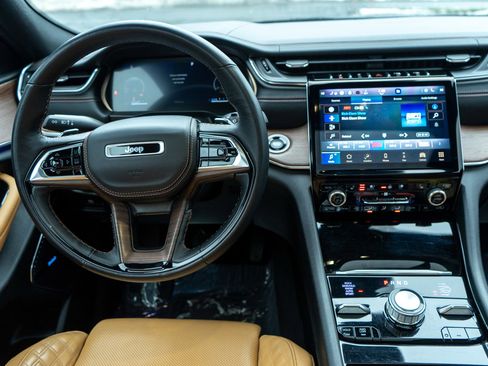 Used 2022 Jeep Grand Cherokee L Summit w/ Luxury Tech Group V image 13