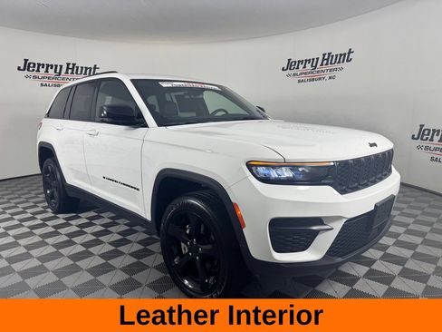 Used 2025 Jeep Grand Cherokee Altitude AWD/4WD image 6