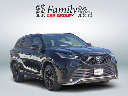 Used 2025 Toyota Highlander XSE image 2