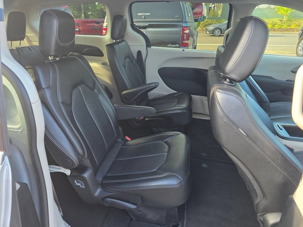 Used 2024 Chrysler Pacifica Touring-L FWD image 23