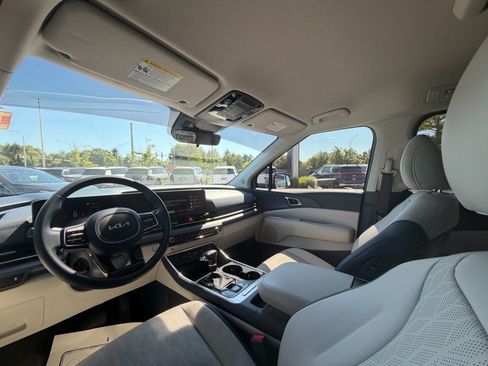 Used 2025 Kia Carnival EX FWD image 10