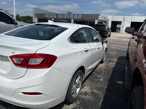Used 2017 Chevrolet Cruze LT w/ Convenience Package FWD image 5