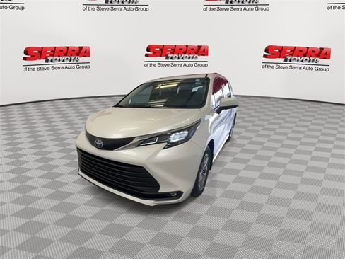 New 2025 Toyota Sienna XLE image 4