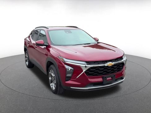 Used 2025 Chevrolet Trax LT FWD image 2