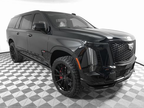 Used 2025 Cadillac Escalade ESV V w/ LPO, ONYX Package image 3