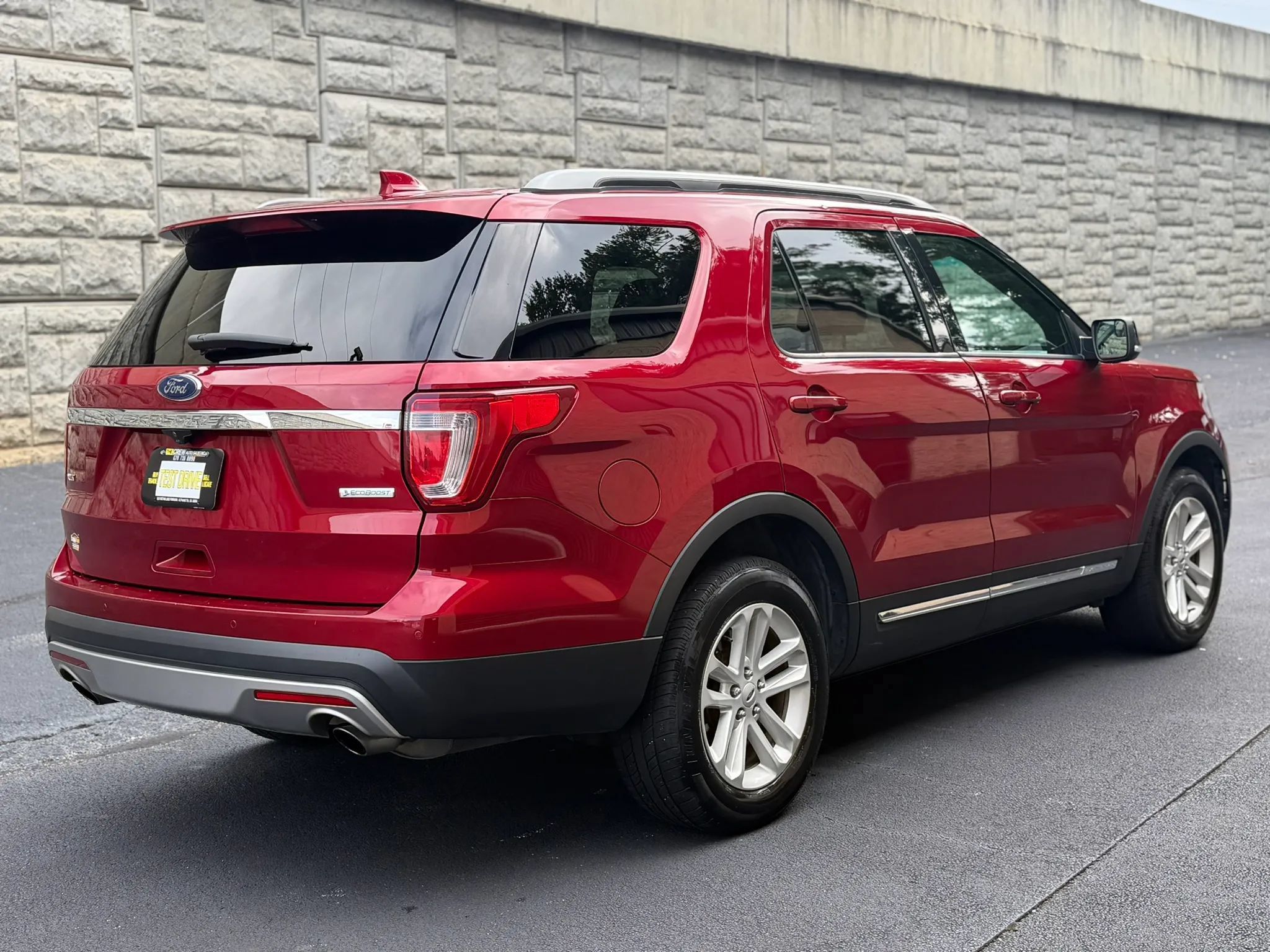 Used 2017 Ford Explorer XLT w/ Equipment Group 202A FWD image 7
