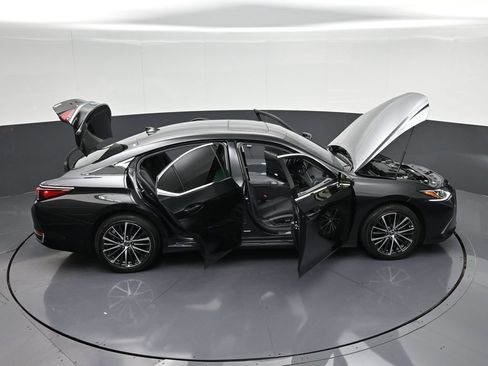 Used 2025 Lexus ES 300h w/ Premium Package FWD image 45