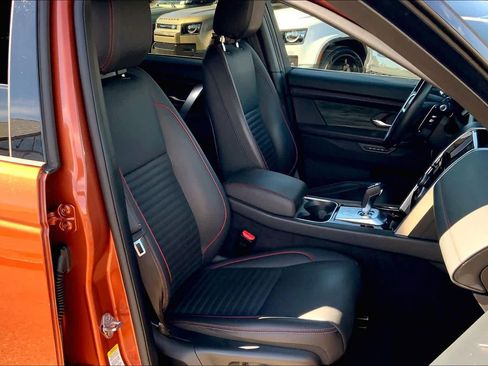 Used 2022 Land Rover Discovery Sport SE R-Dynamic image 8