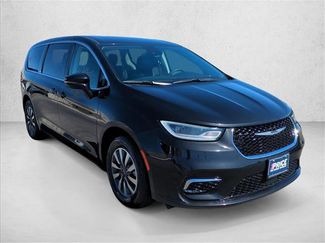 Used 2024 Chrysler Pacifica Select video 3