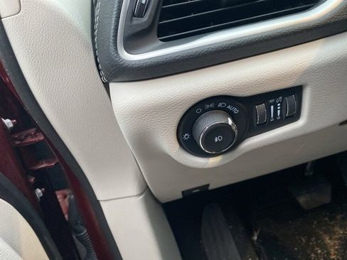 Used 2023 Chrysler Pacifica Touring-L image 19