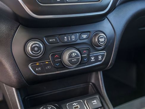 Used 2019 Jeep Cherokee Trailhawk w/ Cold Weather Group AWD/4WD image 21