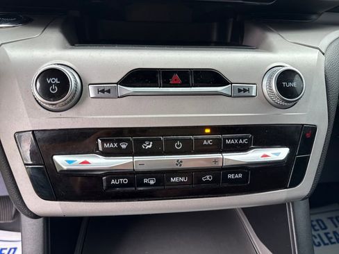 Used 2024 Ford Explorer XLT image 30