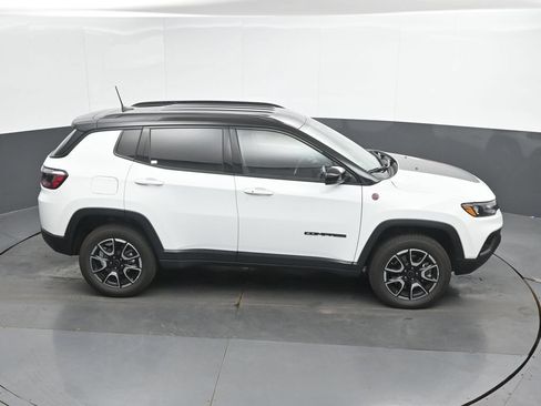 Used 2025 Jeep Compass Trailhawk AWD/4WD image 36