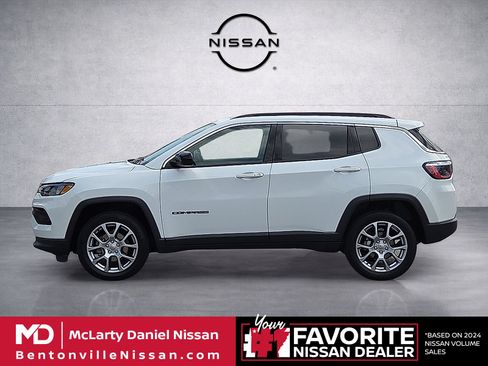 Used 2022 Jeep Compass Latitude AWD/4WD image 3