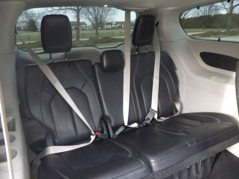 Used 2022 Chrysler Pacifica Touring-L FWD image 18