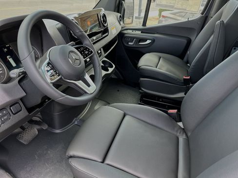 Used 2024 Mercedes-Benz Sprinter 2500 image 10