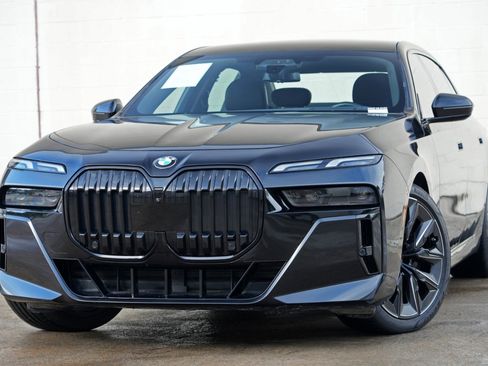 Used 2023 BMW 760i xDrive AWD/4WD image 3