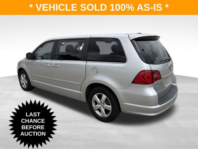 Used 2010 Volkswagen Routan SE FWD image 3