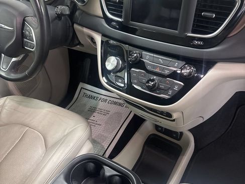 Used 2018 Chrysler Pacifica Touring-L w/ Tire & Wheel Group FWD image 26