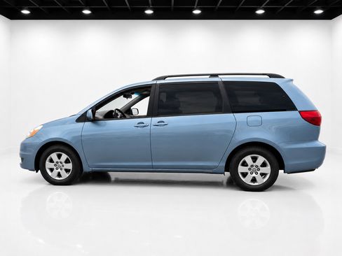 Used 2005 Toyota Sienna LE FWD image 2
