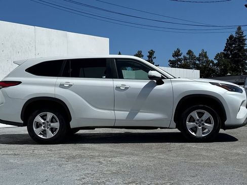 Used 2023 Toyota Highlander L FWD image 2