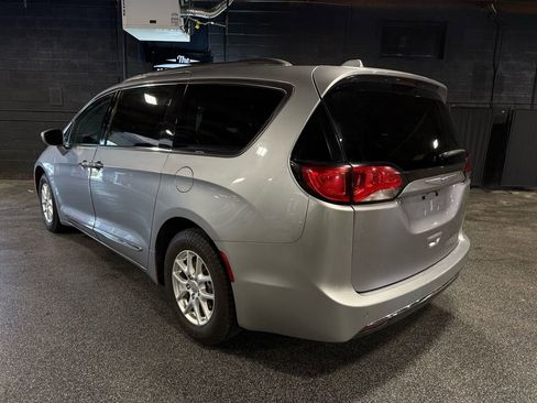 Used 2020 Chrysler Pacifica Touring-L FWD image 3
