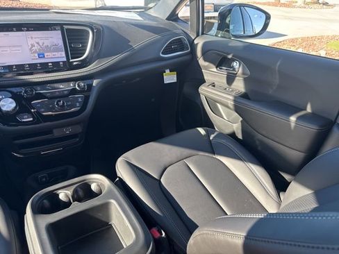 New 2026 Chrysler Pacifica Select FWD image 17