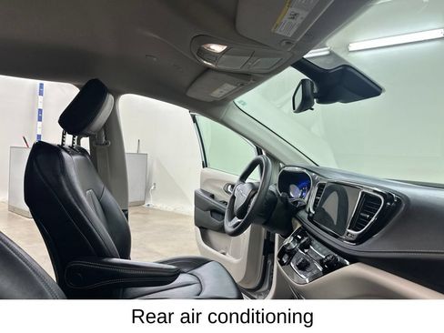 Used 2024 Chrysler Pacifica Touring-L FWD image 23