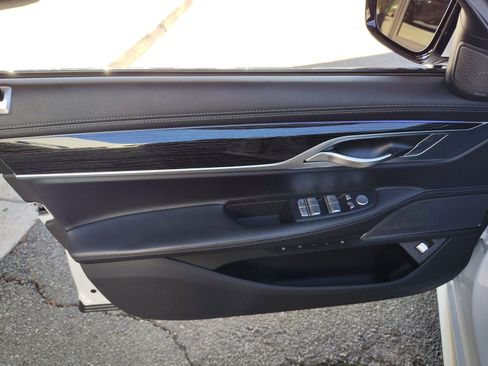 Used 2022 BMW 750i xDrive w/ Executive Package image 22