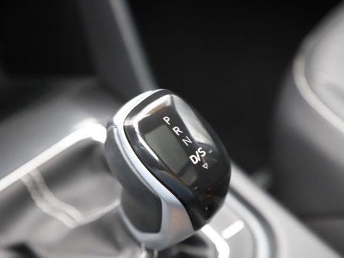 Used 2023 Volkswagen Tiguan SE w/ Panoramic Sunroof Package image 28